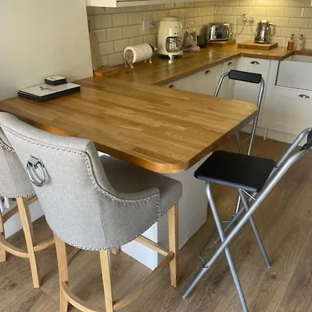 Cheerful 2 Bed With Indoor Fireplace * Masham