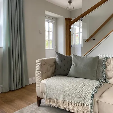 Cheerful 2 Bed With Indoor Fireplace