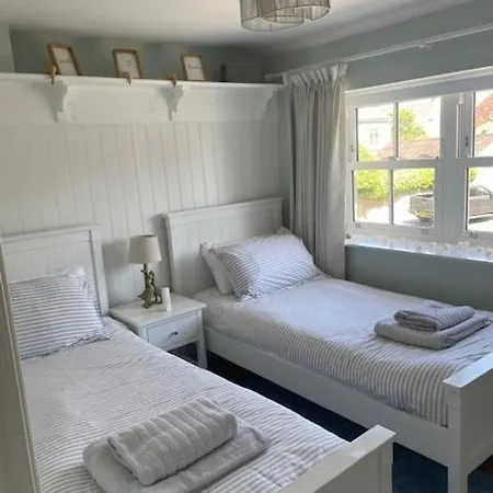Cheerful 2 Bed With Indoor Fireplace