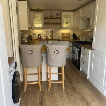 Holiday home Cheerful 2 Bed With Indoor Fireplace